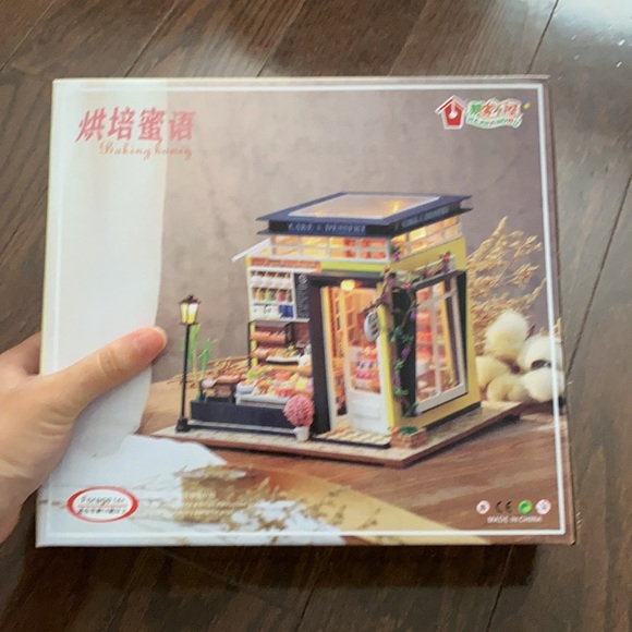 Bakery miniature dollhouse DIY kit with dust cover - Picture 2 of 6